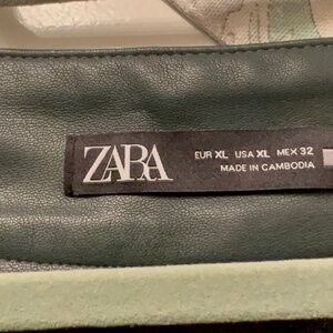 Zara Dark Green Faux Leather Pleated MIDI Length Skirt Womens size XL. Preowned